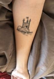 Rankos tatuiruotės medžiagos mergaitės rankos ant juodo pastato tatuiruotės paveikslo