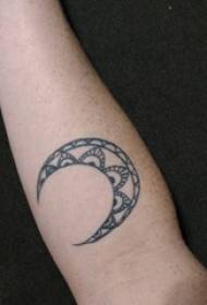 O braço da menina na linha preta esboça imagens de tatuagem de lua bonita padrão