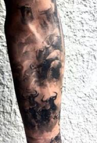 Tatouage de bras d'art mâle bras sur l'image de tatouage de migration de gnou noir