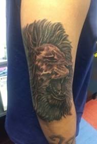 Brazo del niño en el punto de dibujo gris negro truco de espina imagen dominante del tatuaje de cabeza de león