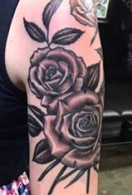 女孩的手臂上黑灰色素描點刺技術美麗的文學玫瑰紋身圖片