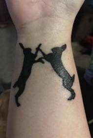 Қарапайым сызықтағы мектеп оқушысы кішкентай жануарларға арналған қоянның татуировкасы суретін салады