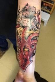 Imagine pentru tatuaj braț, braț masculin, caracatiță și imagine cu tatuaj cu vele