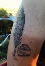 Tetoválás tinta fiú karja a fekete szürke tetoválás tinta kép