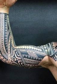 Skolpojkesarm på svartvita linjer geometriska element blomma arm tatuering bild
