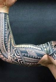 Schoolboy ogwe ojii na oyu na acha ọcha ahịrị geometric mmewere ifuru ogwe aka tattoo ndise