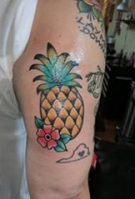Le braccia dei ragazzi hanno dipinto semplici linee di fiori e immagini di tatuaggi di ananas di frutta