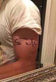 Braccio studente maschio elettrocardiogramma tatuaggio sull'immagine del tatuaggio ECG