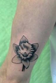 Brako de literatura tatuaje flirtita knabino sur nigra tatuo