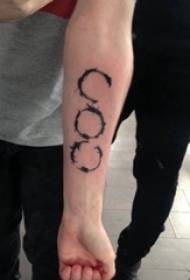 Mikono ya kijana wa tattoo ya minimalist kwenye picha nyeusi ya tattoo