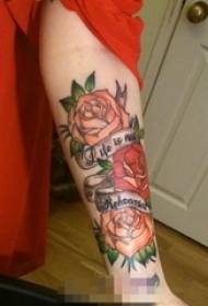 लड़की की बांह पर गुलाब का टैटू चित्र अंकित है