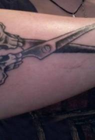 Gunting tukang cukur tato gadis lengan pada gambar tato gunting hitam