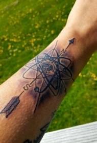 Дјечаци руку на црном атому атома једноставне линије и тетоважу мача