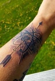 Anyamata mkono wakonzekeretsa wakuda atomu losavuta atomu ndi chithunzi cha tattoo