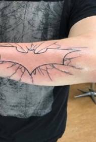 Чоловіча рука татуювання логотипу Бетмена на чорному малюнку татуювання логотипу Бетмена