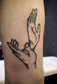 Рука маленькага татуіроўкі на далоні на студэнтскай малюнку на татуіроўцы чорнай далоні