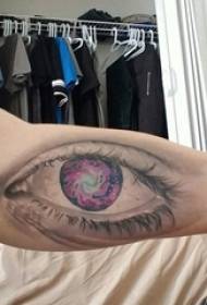 Jongens armen geschilderd aquarel schets creatieve literaire prachtige 3d ogen tattoo foto's