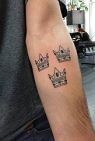 Schooljongen arm op zwarte geometrische element eenvoudige lijn kroon tattoo foto