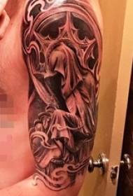 Braccio di ragazzi su nero grigio tecnica di puntura linea astratta mezza manica tatuaggio immagine