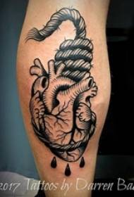 Braccio da scolaro sulla linea nera schizzo classico cuore tatuaggio immagine