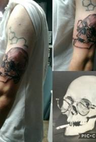 Taro tetovaža, muška ruka učenika, tetovaža lubanje, crna i siva slika