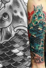Tatuiruotų kalmarų nuotrauka, kuriame yra tatuiruotų kalmarų ant berniuko rankos