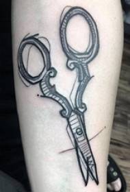 Berniukai rankos ant juodo pilko taško erškėčių geometrinės paprastos linijos įrankio žirklės tatuiruotės paveikslėlį
