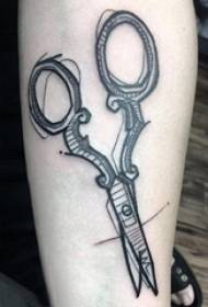 Fantje roka na črno sivi točkovni trn geometrijska preprosta linija orodje škarje tatoo sliko