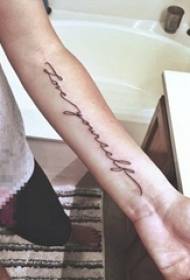 Βραχίονα του κοριτσιού σε μαύρο γραμμή δημιουργικό σώμα λουλουδιών νόημα αγγλική εικόνα τατουάζ