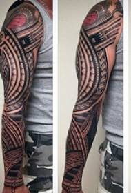 Koulupoika käsivarsi mustalla viivalla geometrinen elementti luova kuvio kukkavarsi tatuointi kuva