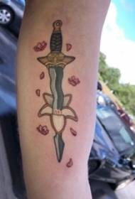 Рука девушки нарисована простыми линиями, сажает цветы и татуирует изображения кинжала