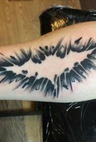 Braccio studente maschio tatuaggio logo batman su semplice immagine tatuaggio tatuaggio batman