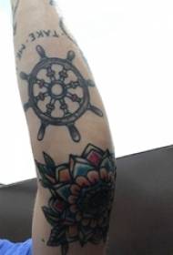 Sailless roer tattoo mannelijke achtersteven getatoeëerde foto op arm