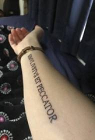 Tatuaje baten argazkia neskaren besoa ingelesezko esaldi beltzaren tatuaje argazkia
