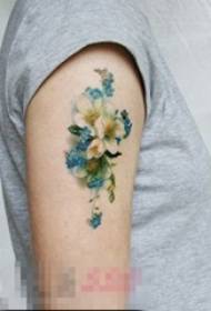 소녀의 팔 그린 식물 재료 꽃 문신 그림