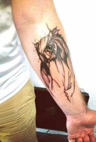 Sova tetovaža dječaka ruku klasična slika tetovaža sova