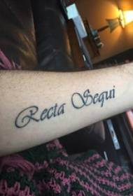 E braccia di i masci nantu à linee nere, letteraria, picculu corpu frescu è significativu di fiori, stampi tatuaggi inglesi