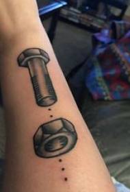 Fekete szürke tetoválás férfi hallgató karja fekete szürke tetoválás anya és csavar tetoválás kép