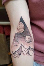Braccio scolara su punto nero tatuaggio linea geometrica astratta pianeta e montagna tatuaggio foto