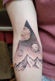 Sekolahan di tato titik hitam geometris garis abstrak planet dan gambar tato gunung