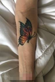 मुलीच्या बाहूवर रंगीबेरंगी शाई फुलपाखरू टॅटू चित्र