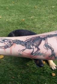 Немачки студент диносауруса с тетоважом са обојеном сликом тетоваже костију диносаура