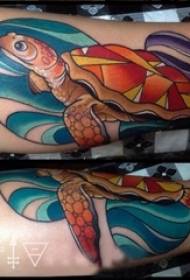 Rùa hình xăm cánh tay của cậu bé trên hình xăm động vật rùa