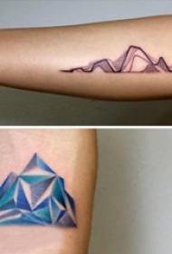 Tüdruku käsivarrega maalitud näpunäidete joone geomeetria mäestiku tätoveeringu pildid