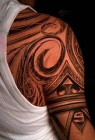 男生手臂上黑色线条素描几何元素霸气花臂纹身图片