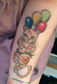 Maza dzīvnieka tetovējuma meitenes balona un kaķa tetovējuma attēls uz rokas