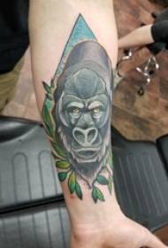 Gorilla tattoo mannelijke student arm gorilla tattoo foto