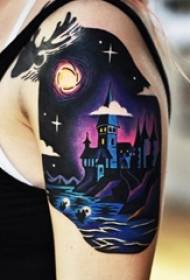 O brazo da rapaza pintou acuarela creativa fermosa vista nocturna tatuaxe