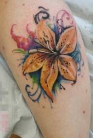 Il braccio della scolara ha dipinto il modello del tatuaggio del fiore creativo dell'acquerello