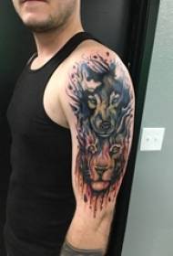 男の子の腕は水彩スケッチスプラッシュインク横暴な狼とライオンのタトゥーの写真を描いた